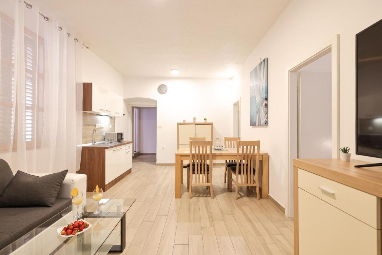 Old Town Donatello Apartment Zara Esterno foto